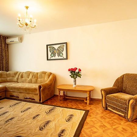 Apartment On Illyushy Kulyka At The Supermarket Fresh Fabrika Kherson Bagian luar foto