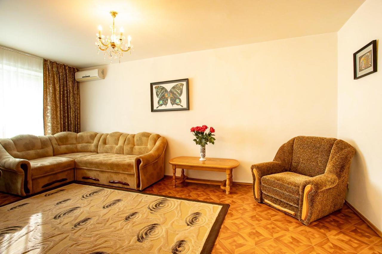 Apartment On Illyushy Kulyka At The Supermarket Fresh Fabrika Kherson Bagian luar foto