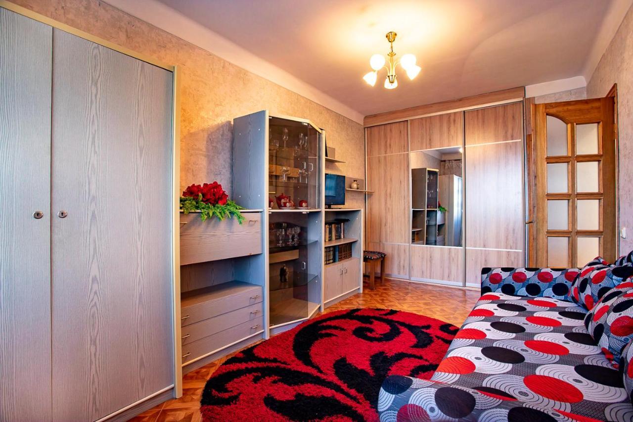 Apartment On Illyushy Kulyka At The Supermarket Fresh Fabrika Kherson Bagian luar foto